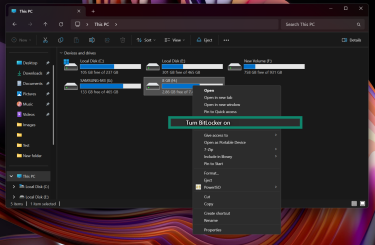 Right-click menu for a USB flash drive with Turn BitLocker on highlighted.